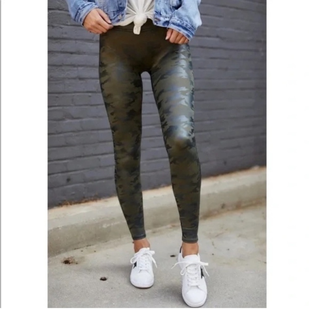 SPANX Faux Leather Glossy Camo Matte Olive shaping slimming Leggings Sz M
